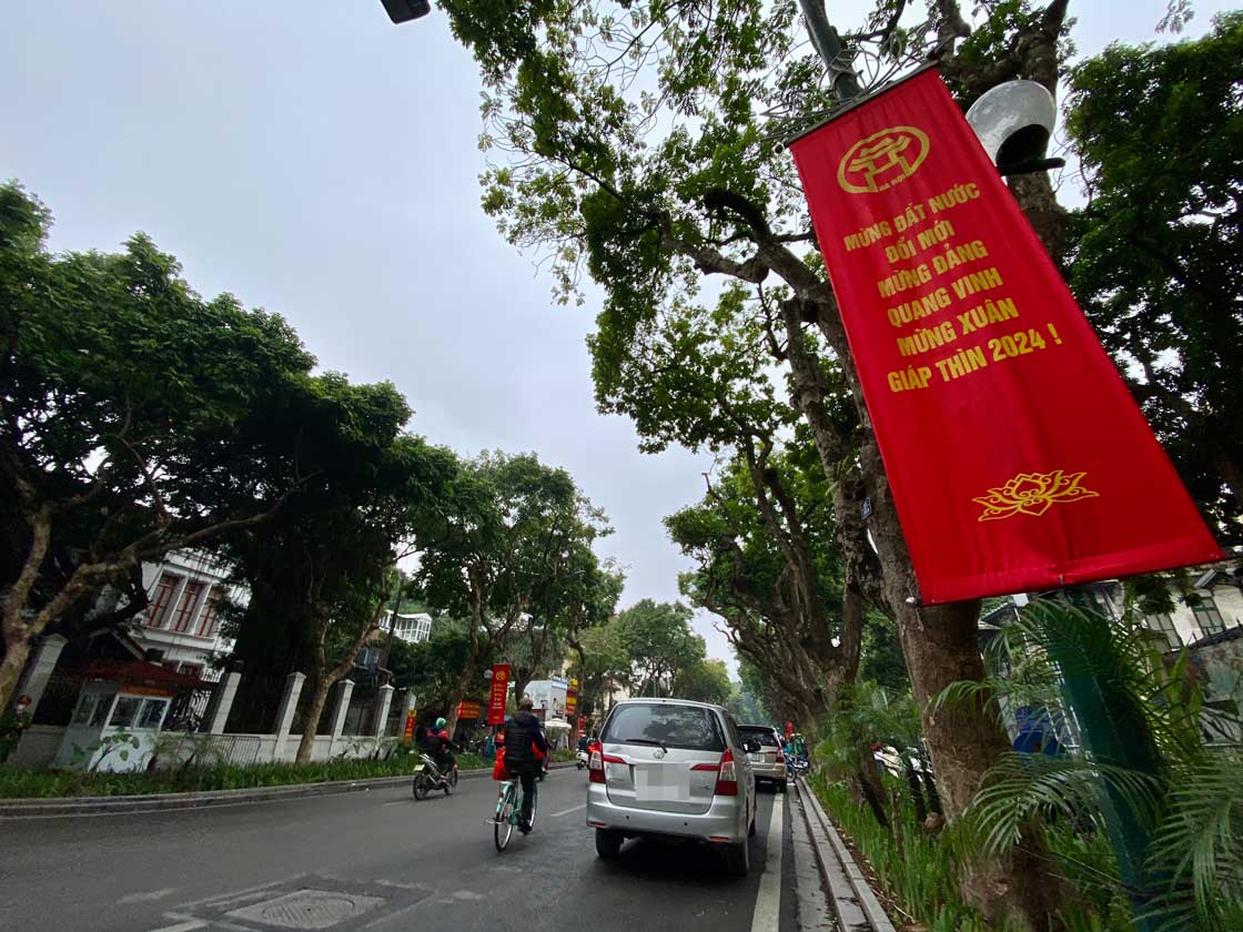 Băng rôn, cờ hoa chào mừng ngày thành lập Đảng được treo khắp các con phố trung tâm Hà Nội. Ảnh: Vĩnh Hoàng