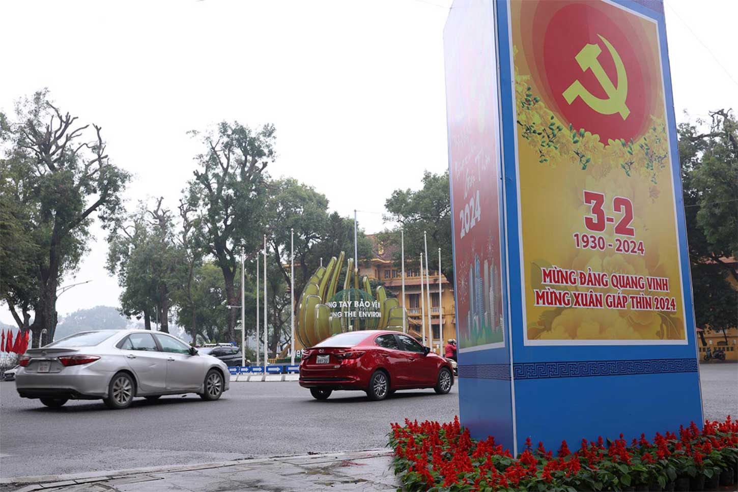 Các tuyến phố Hà Nội hiện đã được trang hoàng rực rỡ cờ hoa để hướng đến kỷ niệm 93 năm ngày thành lập Đảng (3.2.1930 - 3.2.2023). Ảnh: Hải Nguyễn