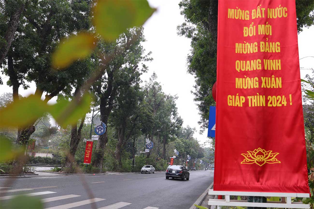 Những ngày này, các tuyến phố Hà Nội đã khoác lên mình màu áo mới, rực rỡ cờ hoa đón chào xuân mới Giáp Thìn 2024 và hướng đến kỷ niệm 94 năm ngày thành lập Đảng Cộng sản Việt Nam (3.2.1930 - 3.2.2024).