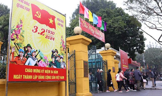 Tấm pano cỡ lớn với khẩu hiệu “Chào mừng kỷ niệm 94 năm ngày thành lập Đảng Cộng sản Việt Nam" được treo trang trọng trước cổng Bảo tàng lịch sử quân sự Việt Nam. Ảnh: Hải Nguyễn