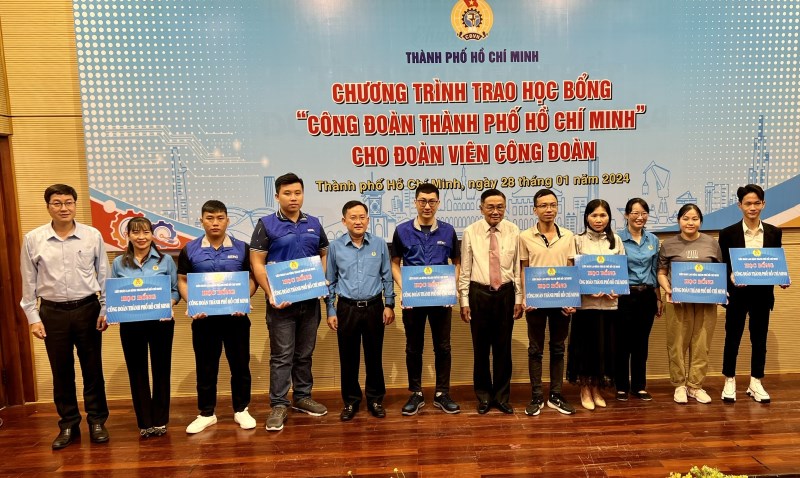 Các đoàn viên nhận học bổng từ chương trình  học bổng “Công đoàn Thành phố Hồ Chí Minh”. Ảnh: Đức Long