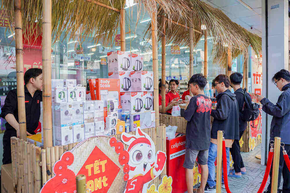 Hoạt động hội chợ Tết ANt thu hút đông đảo khách hàng ghé qua. Ảnh: CellphoneS