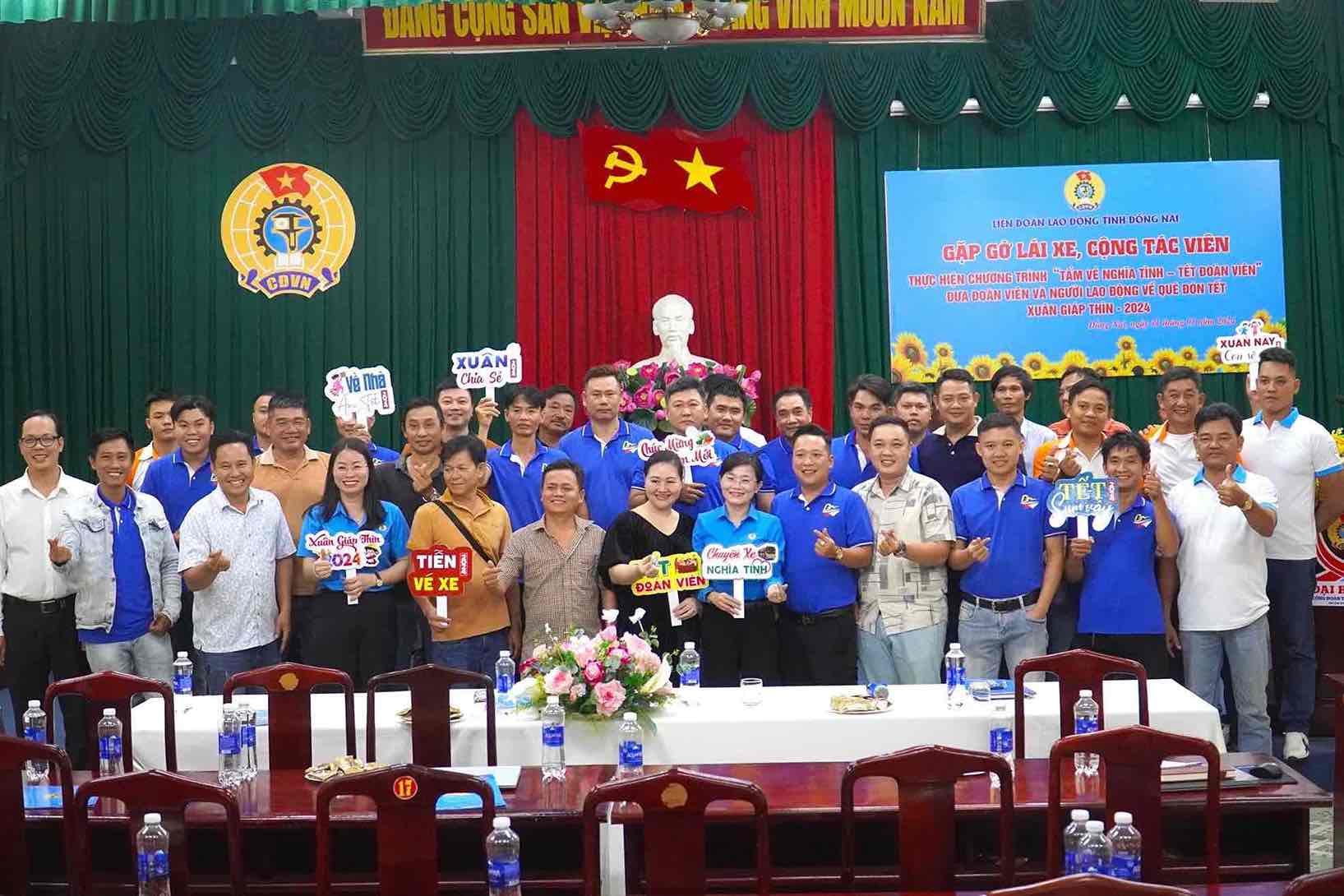 LĐLĐ tỉnh Đồng Nai đã tổ chức gặp gỡ lái xe, cộng tác viên thực hiện chương trình Tấm vé nghĩa tình - Tết đoàn viên. Ảnh: Hà Anh Chiến