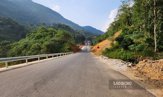 Một đoạn trên tuyến đường từ TP Bắc Kạn - Hồ Ba Bể kết nối sang huyện Na Hang (Tuyên Quang). Ảnh: An Trịnh.