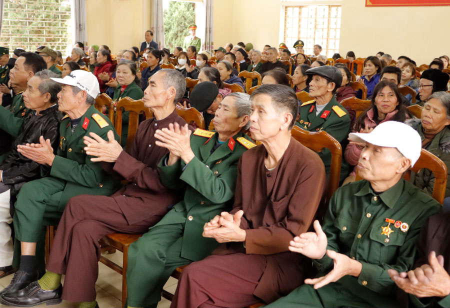Đại diện nhân dân các dân tộc tỉnh Yên Bái tại buổi chúc Tết. Ảnh: B.N