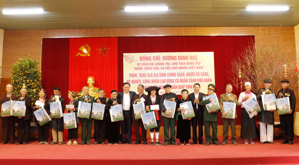 Chủ tịch Quốc hội Vương Đình Huệ tặng quà Tết cho gia đình chính sách, người có hoàn cảnh khó khăn tại tỉnh Yên Bái. Ảnh: Bảo Nguyên