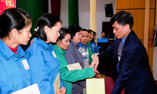 Lãnh đạo LĐLĐ tỉnh Hà Giang trao quà của Tổng LĐLĐ Việt Nam cho công nhân lao động khó khăn.