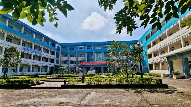 Cán bộ, giảng viên Trường CĐYT Quảng Nam mong muốn tỉnh có cơ chế, chính sách phù hợp để duy trì sự ổn định của ngôi trường này. Ảnh: Hoàng Bin.