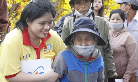Bà Huỳnh Thị Nưa vui mừng vì được về quê đón Tết trên chuyến xe miễn phí. Ảnh: Phương Ngân