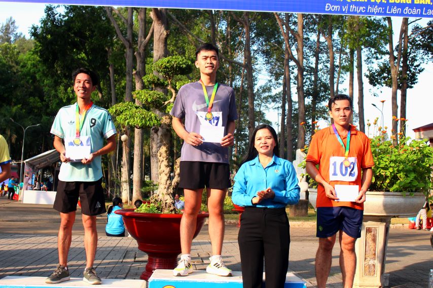 Phó Chủ tịch Thường trực LĐLĐ tỉnh An Giang Phan Thị Diễm trao thưởng cho vận động viên đạt giải cự ly nam 3km. Ảnh: Lâm Điền