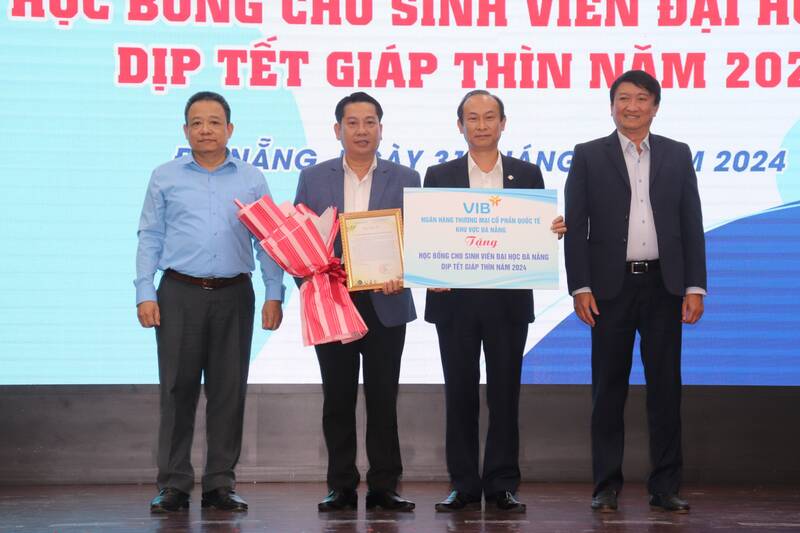 Các ngân hàng trao bảng tượng trưng học bổng tặng sinh viên cho Công đoàn Đại học Đà Nẵng. Ảnh: Nguyễn Linh