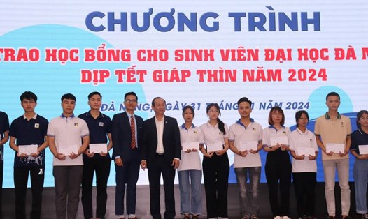 Công đoàn Đại học Đà Nẵng trao học bổng cho sinh viên có hoàn cảnh khó khăn. Ảnh: Nguyễn Linh