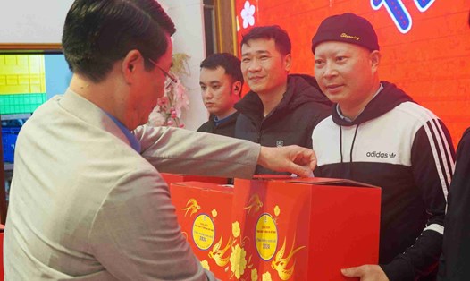 Lãnh đạo Công đoàn Tổng công ty Hàng hải Việt Nam tặng quà Tết công nhân lao động. Ảnh: Mai Dung