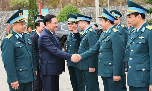 Chủ tịch Quốc hội Vương Đình Huệ thăm, chúc Tết tại Trung đoàn Không quân 921. Ảnh: Chiến Thắng