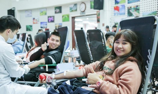 Các bạn trẻ tham gia hiến máu. Ảnh: BVCC