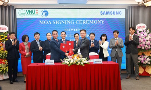 GS.TS Chử Đức Trình, Hiệu trưởng Trường Đại học Công nghệ và ông Chang Yong Kim - Phó Tổng giám đốc Samsung Electronics - thực hiện ký thỏa thuận hợp tác. Ảnh: Hạnh An. 