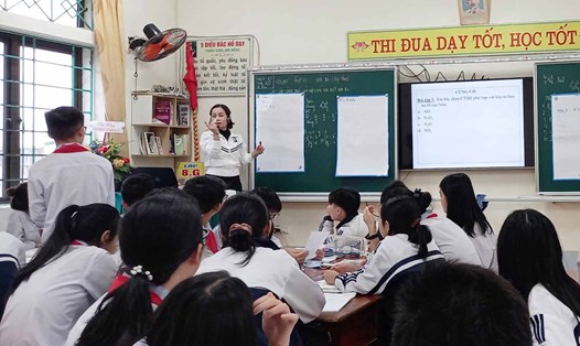 Một giáo viên ở Hà Tĩnh trong giờ lên lớp dạy học. Ảnh: Trần Tuấn