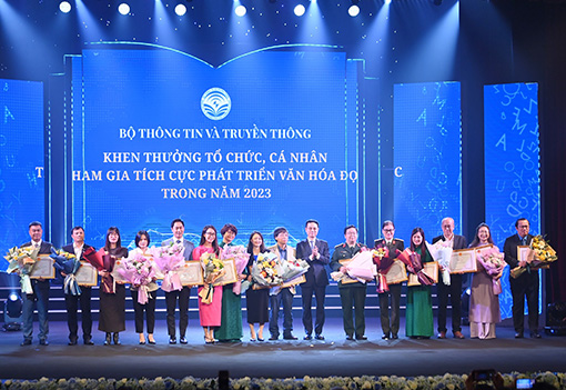 Các đơn vị báo chí nhận bằng khen vì tích cực giới thiệu sách hay, góp phần phát triển văn hóa đọc.