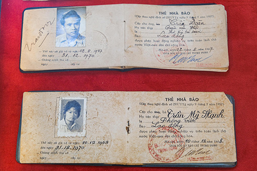 Những tấm thẻ nhà báo của các nhà báo kỳ cựu được lưu giữ trong phòng truyền thống. 