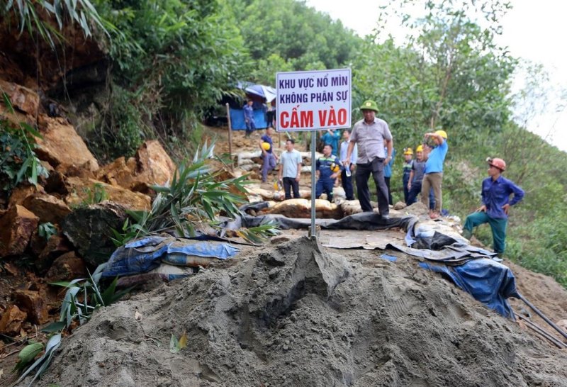Cuối năm 2023, cơ quan chức năng tỉnh Quảng Nam đã dùng thuốc nổ đánh sập 7 cửa hầm lò tại khu vực mỏ vàng Bồng Miêu. Ảnh: Công an cung cấp.