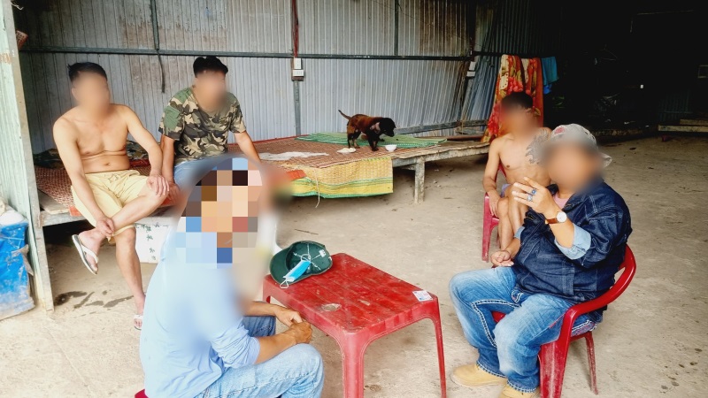 Phóng viên Lao Động đối mặt các đối tượng làm vàng trái phép tại thủ phủ vàng Phước Sơn, Quảng Nam. Ảnh: Nguyễn Hoàng.
