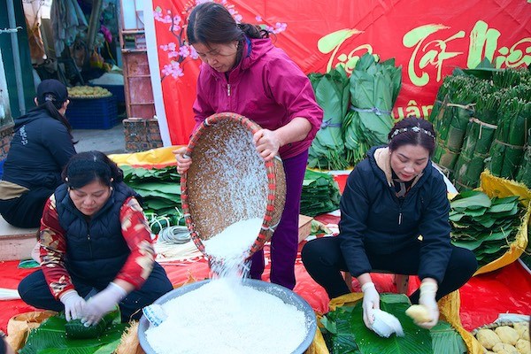 Người dân làng làm bánh chưng ngon nức tiếng