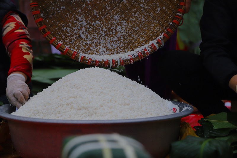 Gạo nếp phải là gạo nếp cái hoa vàng mới hoặc gạo nếp nhung được mua từ huyện Hải Hậu (tỉnh Nam Định). Ảnh: HẢI ĐĂNG