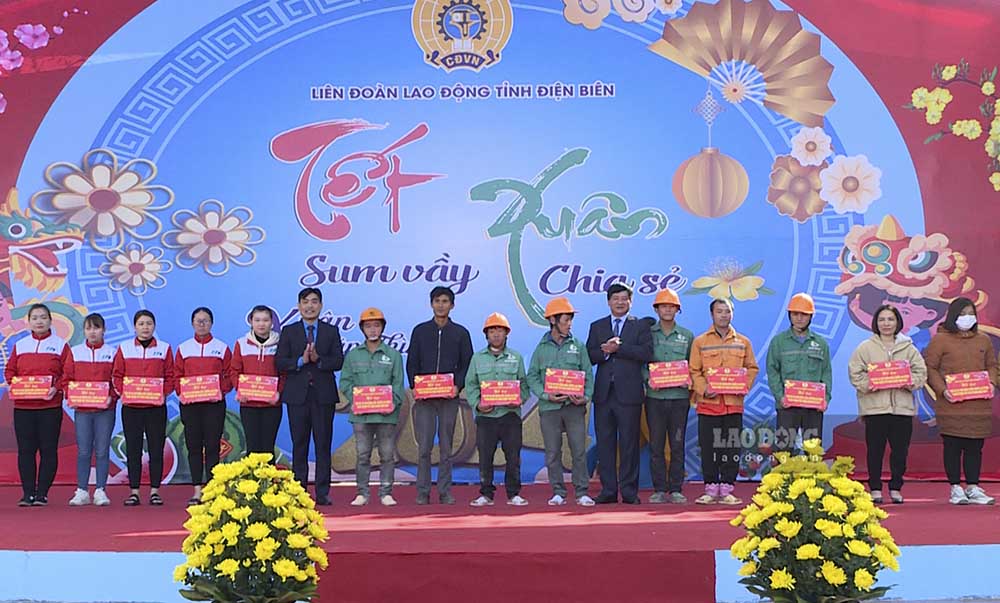 Hơn 200 đoàn viên, người lao động tại Điện Biên được nhận các phần quà trong Chương trình Tết Sum vầy - Xuân chia sẻ.