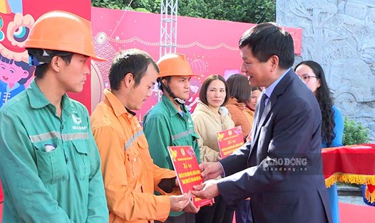 Ông Lê Thành Đô - Chủ tịch UBND tỉnh Điện Biên trao quà cho các công nhân lao động có hoàn cảnh khó khăn. Ảnh: Thanh Bình