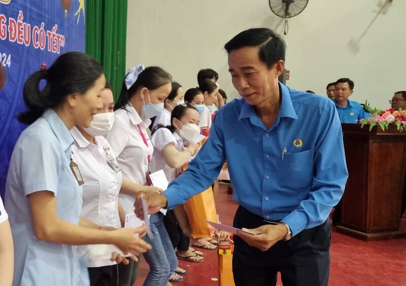 Chủ tịch LĐLĐ tỉnh Vĩnh Long trao quà Tết đến công nhân, lao động khó khăn tại chương trình “Tết sum vầy - Xuân chia sẻ“. Ảnh: Hoàng Lộc.
