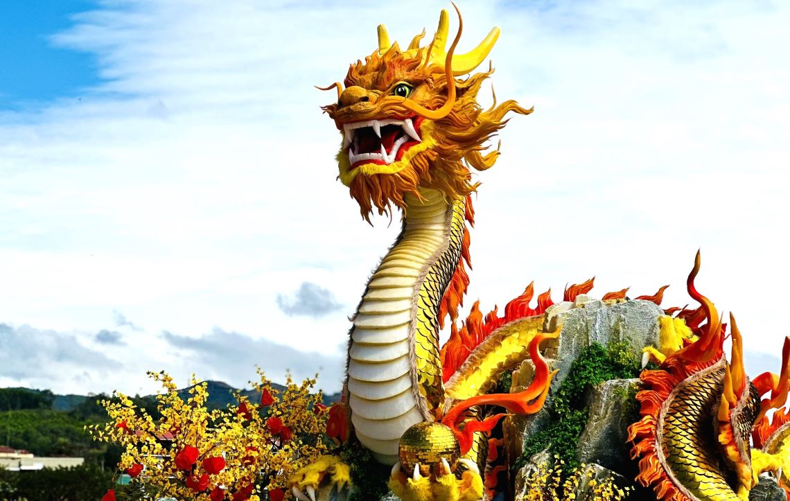 Linh vật rồng do nhóm của Đinh Văn Tâm làm, trưng bày ở công viên thị trấn Lao Bảo (huyện Hướng Hóa, tỉnh Quảng Trị). Ảnh: Hưng Thơ.