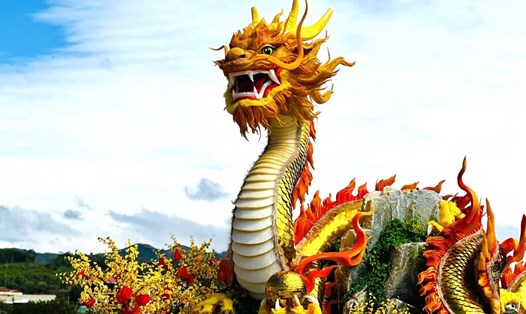 Linh vật rồng do nhóm của Đinh Văn Tâm làm, trưng bày ở công viên thị trấn Lao Bảo (huyện Hướng Hóa, tỉnh Quảng Trị). Ảnh: Hưng Thơ.