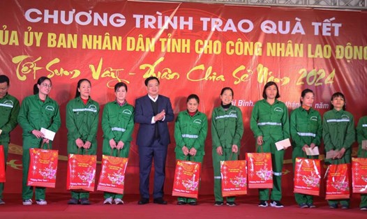 Chủ tịch UBND tỉnh Thái Bình trao quà Tết cho công nhân lao động. Ảnh: Bá Mạnh
