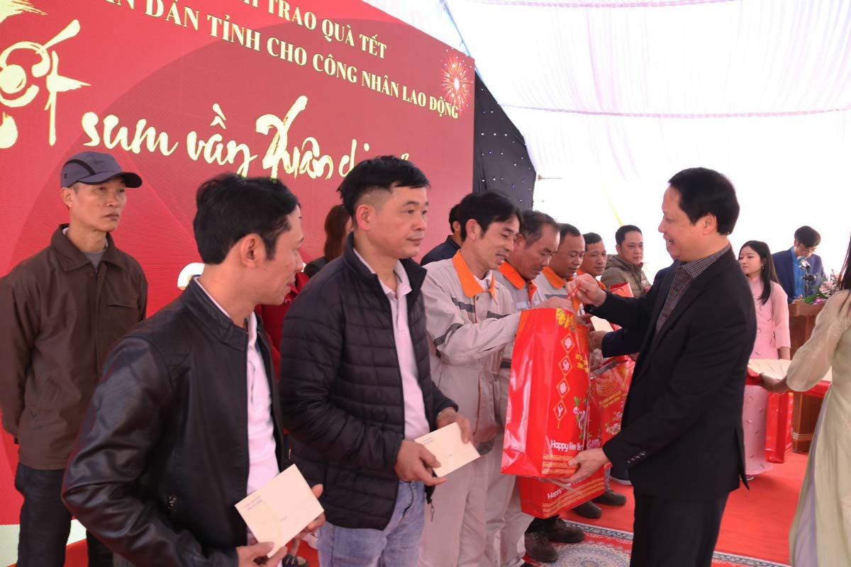 Ông Hoàng Thái Phúc - Trưởng Ban Nội chính Tỉnh ủy Thái Bình trao quà cho công nhân lao động tại Công ty TNHH Thép đặc biệt Shengli. Ảnh: Bá Mạnh