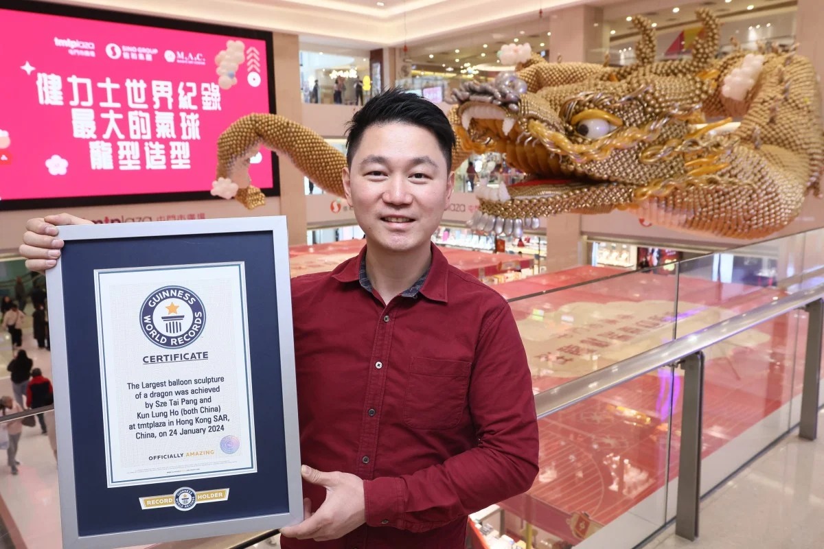 Nghệ sĩ Wilson Pang đạt chứng nhận Kỷ lục Guinness Thế giới với tác phẩm điêu khắc rồng từ bóng bay cao 42 mét. Ảnh: TMTPlaza