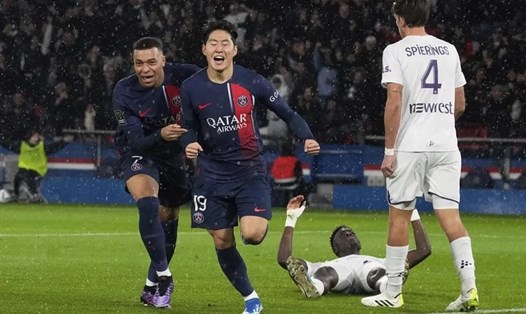 Lee Kang-in (phải) và Kylian Mbappe ghi bàn trong chiến thắng của PSG trước Toulouse. Ảnh: PSG