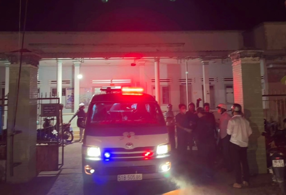 Xe cứu thương đưa nạn nhân từ trạm y tế xã đến bệnh viện đa khoa tỉnh Bình Thuận cấp cứu. Ảnh: Duy Tuấn