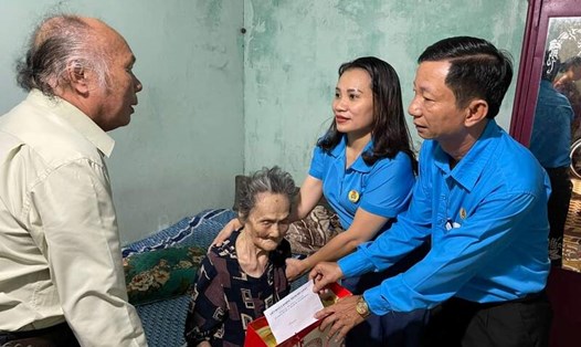 Liên đoàn Lao động TP Tam Kỳ (tỉnh Quảng Nam) tổ chức thăm hỏi mẹ Việt Nam Anh hùng. 