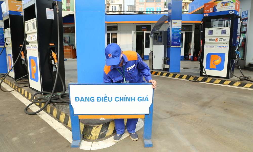 Giá xăng dầu trong nước chiều nay đồng loạt giảm bao nhiêu đồng một lít?