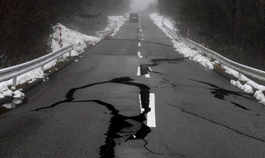 Vết nứt sau trận động đất lớn mạnh 7,5 độ richter ở vùng Noto thuộc tỉnh Ishikawa, Nhật Bản. Ảnh: AFP