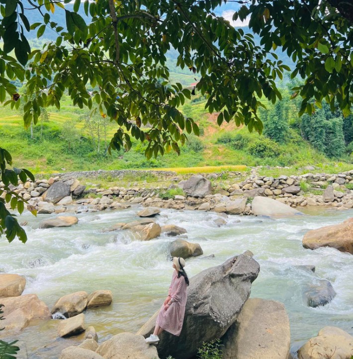 Chị Linh mách nhỏ: “Ở đây góc nào cũng đẹp, không gian đúng kiểu hòa mình vào thiên nhiên, nhiều góc chụp hình đẹp, có cả 1 vườn hoa với con đường lát gỗ, giơ máy lên có cả đống ảnh xinh. Tuy nhiên, nhiệt độ ngày và đêm chênh nhau khá rõ, nên càng về chiều tối thời tiết càng lạnh, đặc biệt là vào mùa đông.”