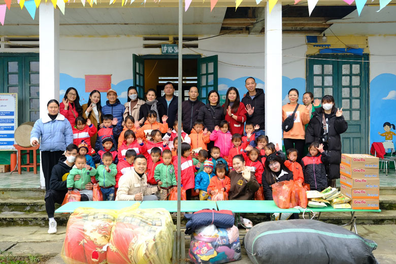 Trao chăn, áo ấm, bình nước giữ nhiệt, dép cho học sinh bán trú ở Mường Khương. Ảnh: Tùng Lâm