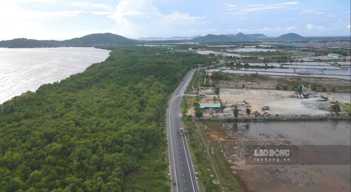 Quốc lộ 80 đoạn từ huyện Kiên Lương qua TP Hà Tiên nhìn từ trên cao. Ảnh: Xuân Nhi