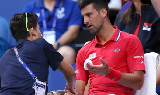 Novak Djokovic bị cho là luôn tận dụng "medical time-out" như một chiến thuật để làm ảnh hưởng đến đối thủ. Ảnh: United Cup
