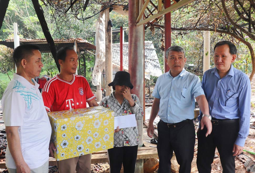 Chủ tịch UBND huyện Hoài Ân Nguyễn Hữu Khúc đến thăm, tặng quà cho gia đình ông Ghe. Ảnh: Tống Bình