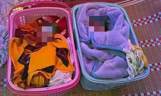 Hai cháu bé sơ sinh bị bỏ rơi trước cửa nhà một hộ dân tại thôn Dũng Thúy, xã Xuân Chính, huyện Kim Sơn, Ninh Bình. Ảnh: Nguyễn Trường