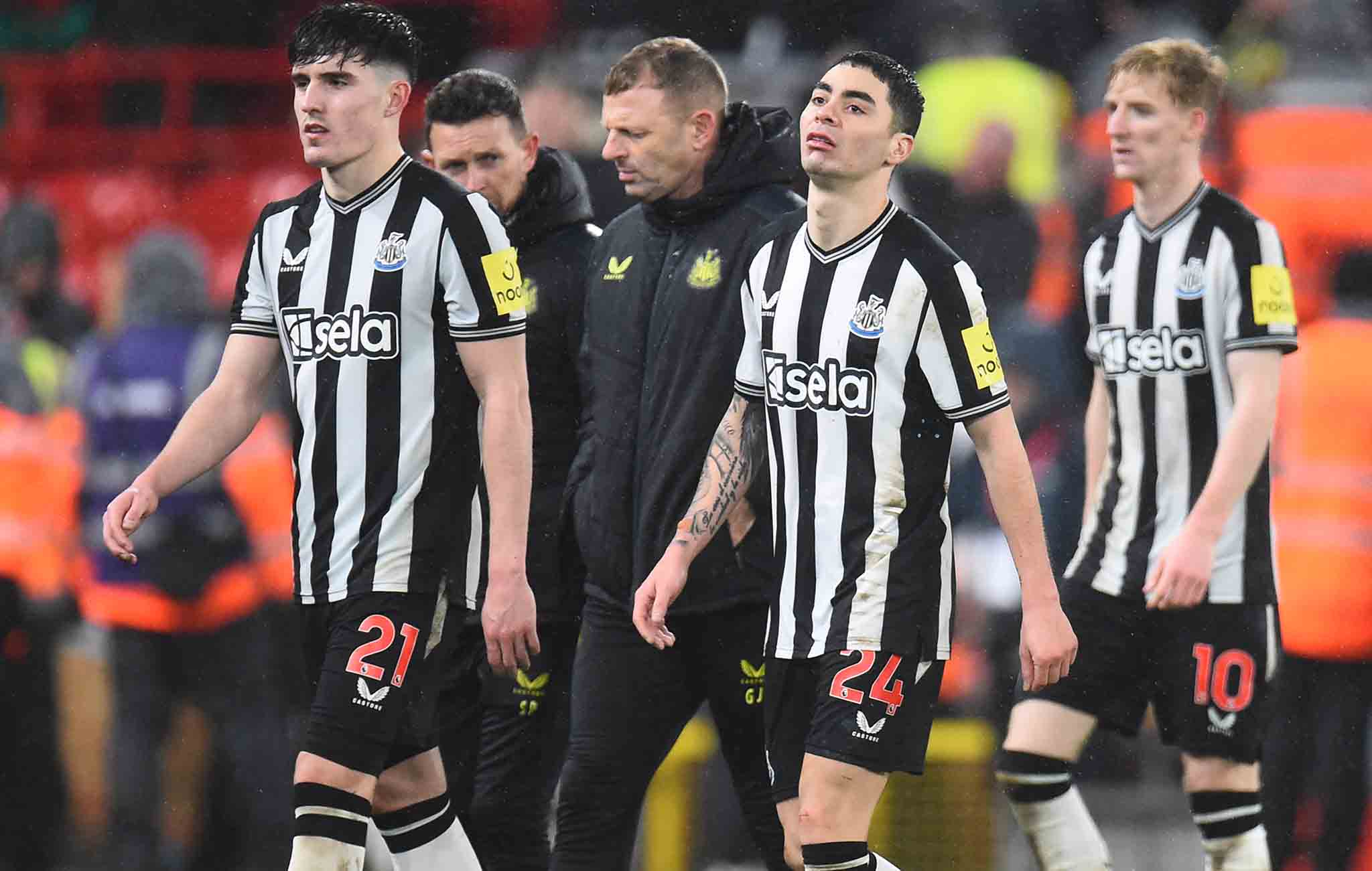 Các cầu thủ Newcastle thất thần sau trận thua Liverpool. Ảnh: AFP