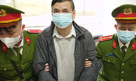Cựu Giám đốc CDC Nghệ An Nguyễn Văn Định hầu toà trong đại án Việt Á. Ảnh: Quang Việt