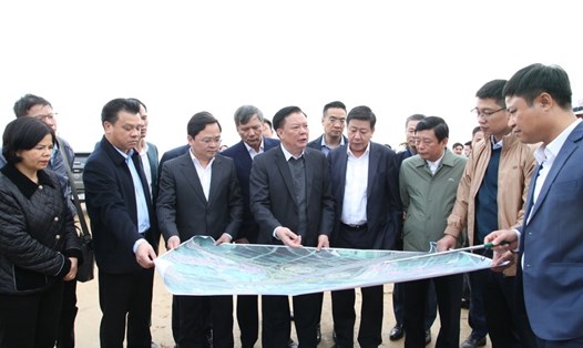 Bí thư Thành ủy Hà Nội Đinh Tiến Dũng và đoàn công tác kiểm tra tại tỉnh Bắc Ninh. Ảnh: Thanh Hải