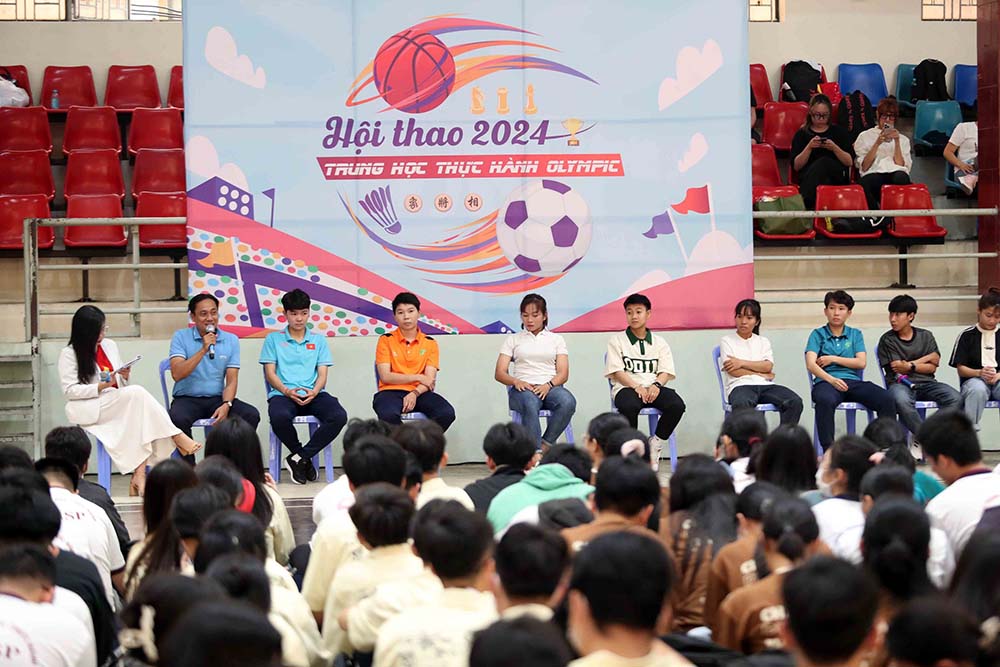Các học sinh liên tục đặt câu hỏi cho thủ môn Kim Thanh và huấn luyện viên Phùng Thanh Phương. Ảnh: Anh Khôi